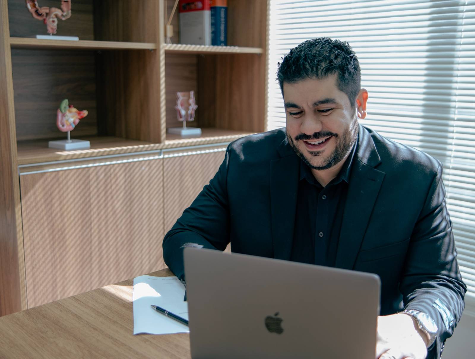 Dr. Adiney Esteves - Médico Proctologista